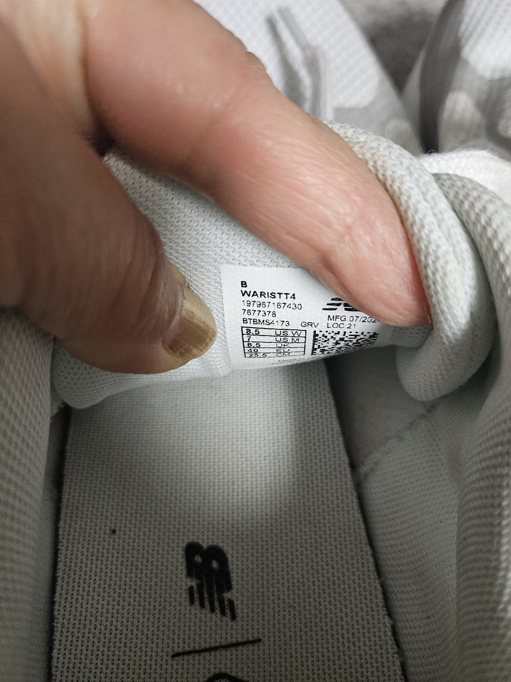 New Balance White Running Sneakers with Black Logo - Picture 5 of 8